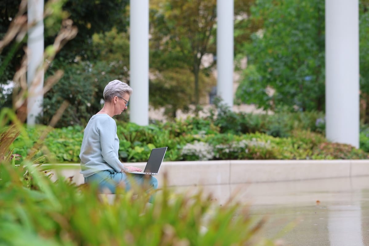 Susann Köhler am Laptop im Grünen